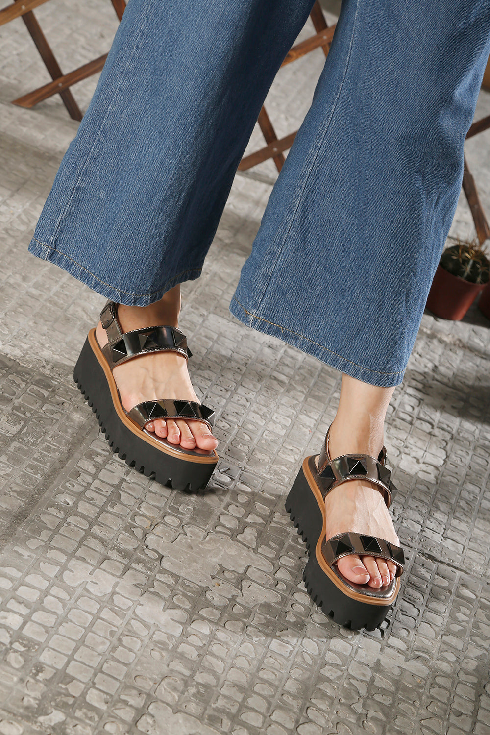Pyramid Stud Flatform