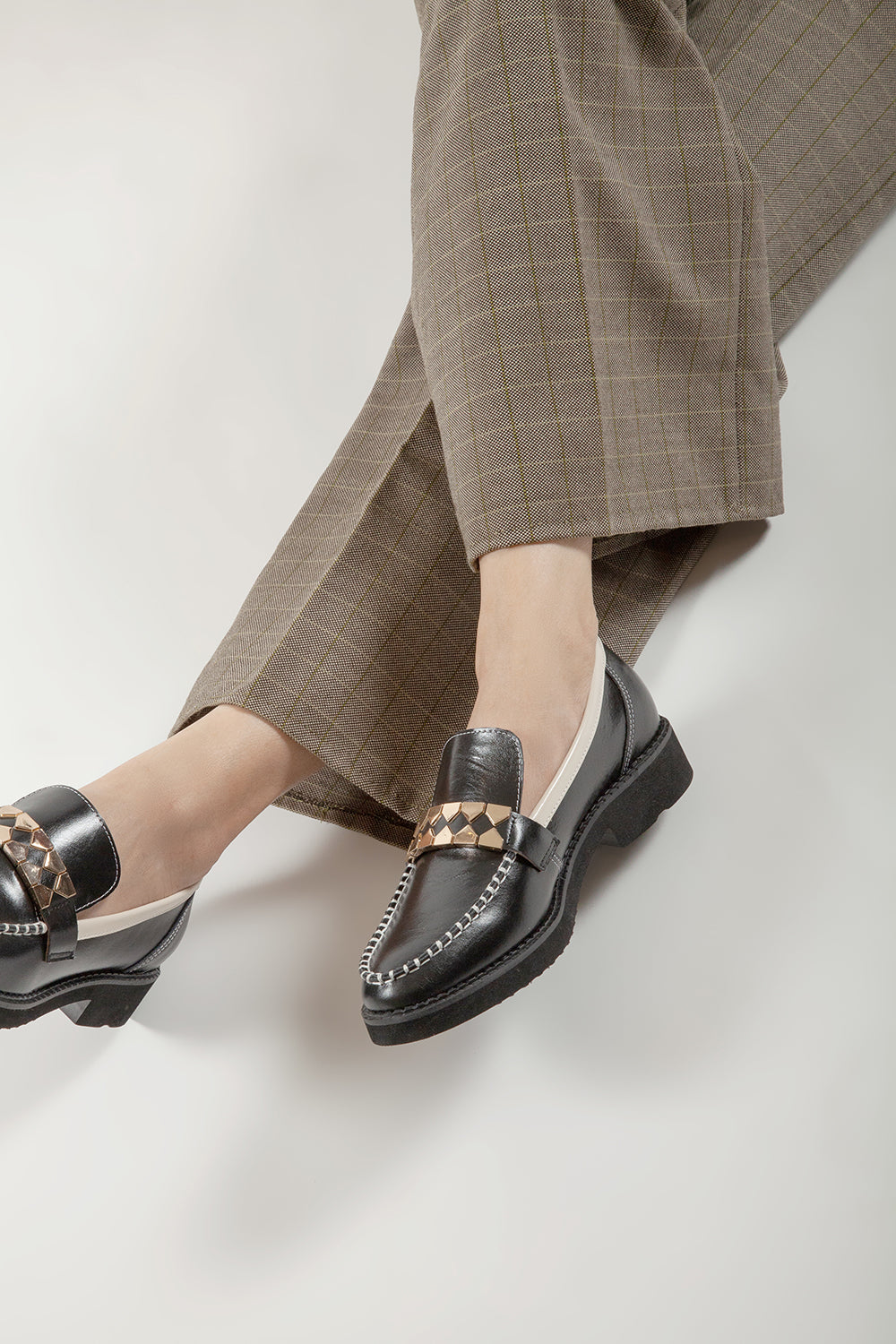 Yukka Stitch Leather Loafers (Black-Black Stitch) main image 1